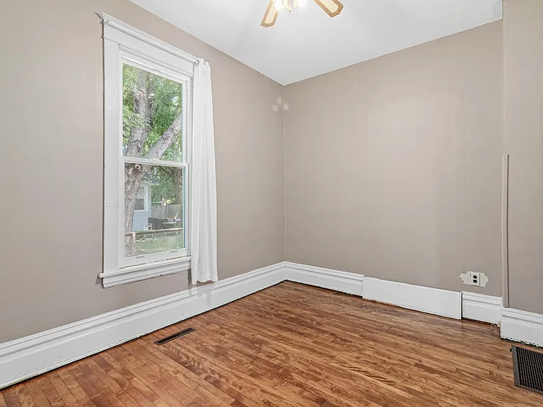 1002 Oxford St N — Photo 20