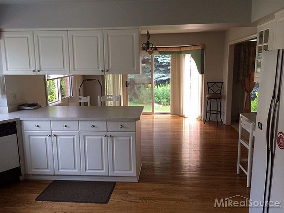 5th image of 52246 Maurice Dr