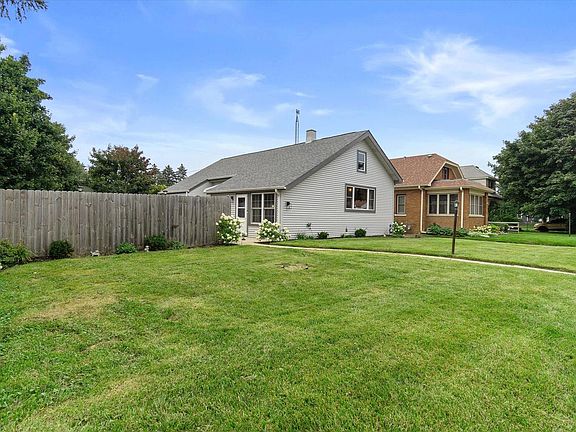 3rd image of 1618 Richard AVENUE
