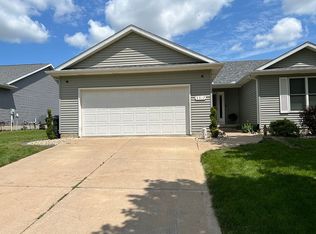 5317 Hillandale Rd, Davenport, IA 52806
