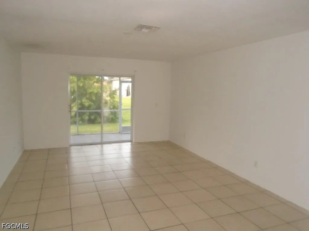 3 bed, 2.0 bath, 2316 sqft, $1,700 — Photo 2