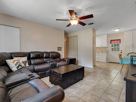 4th image of 1915 Karen Ln