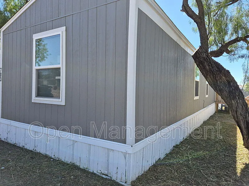 3 bed, 2.0 bath, 924 sqft, $949 — Photo 3