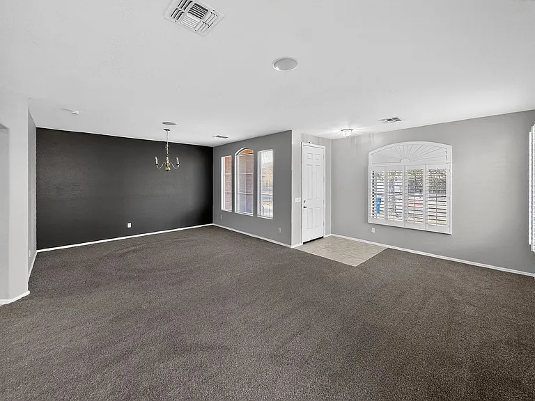 2421 W Ellis St — Photo 5