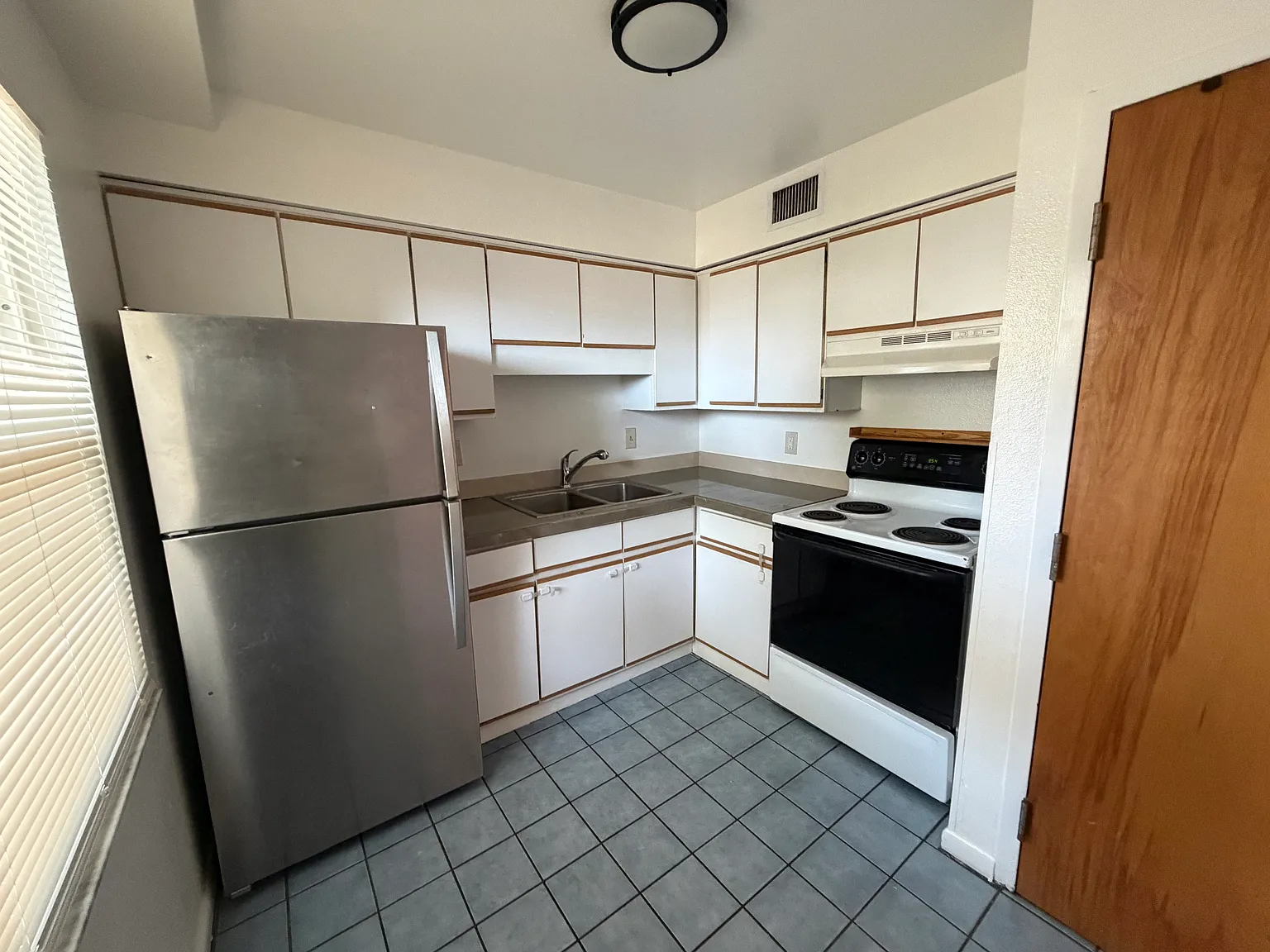 2 bed, 690 sqft, $1,200 — Photo 4