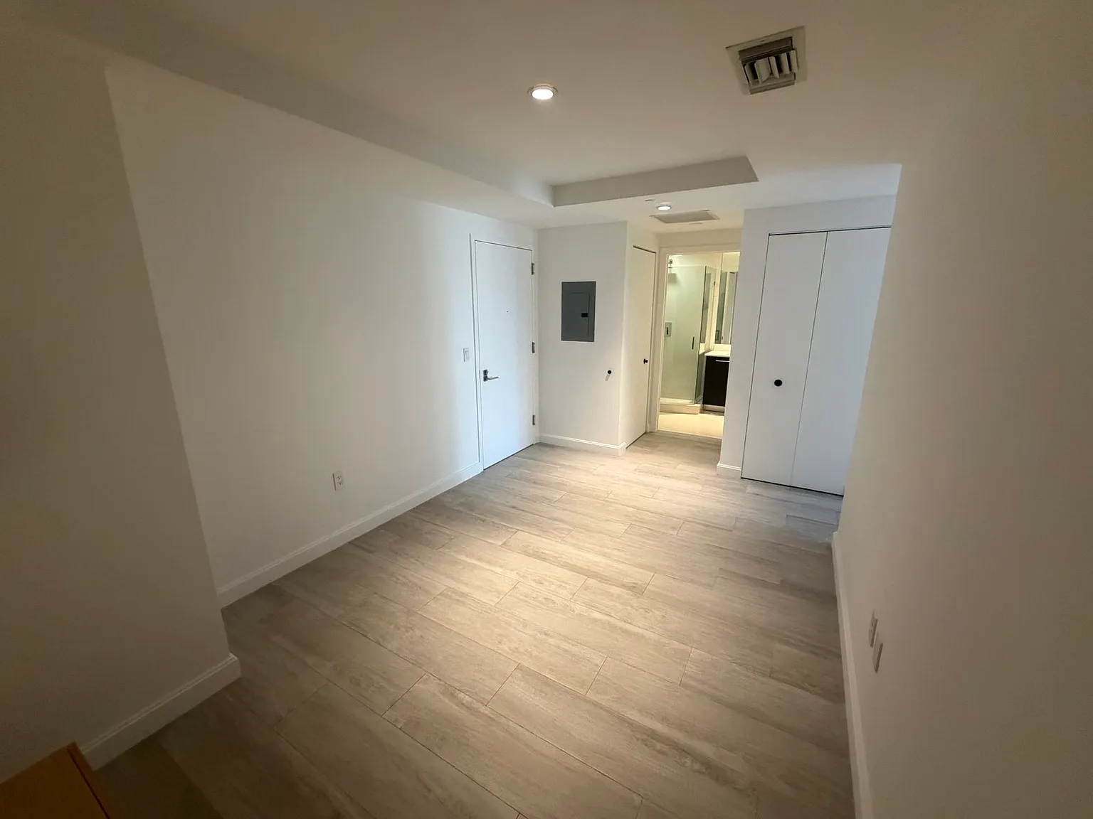 1 bed, 2.0 bath, 843 sqft, $3,850 — Photo 2