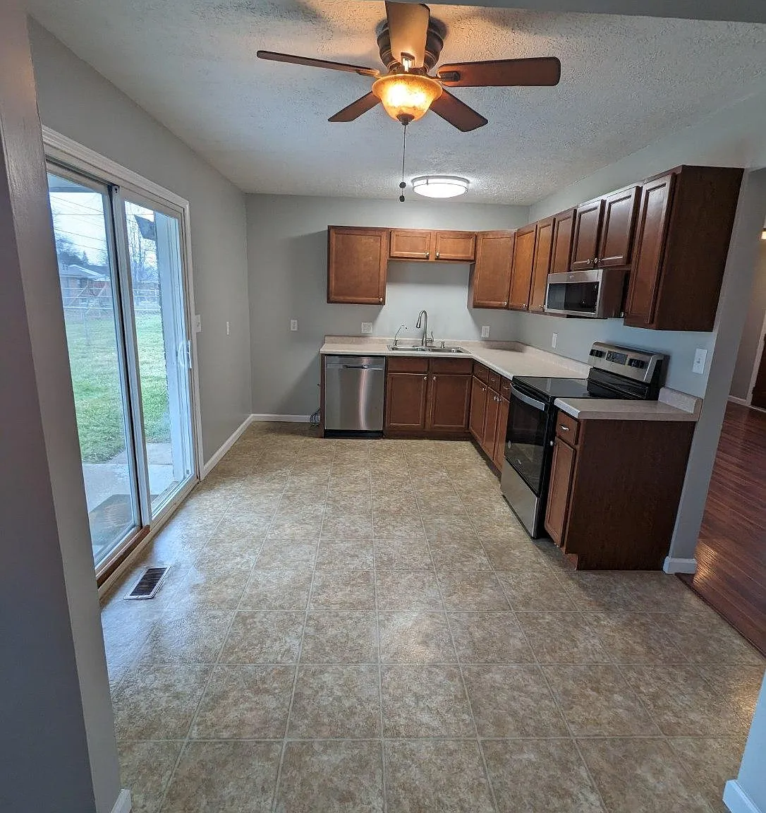 3 bed, 1.5 bath, 1124 sqft, $1,450 — Photo 3