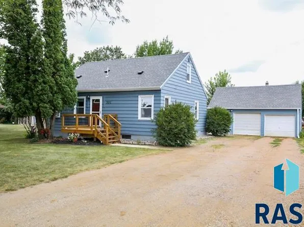 701 S Elm St, Lennox, SD 57039