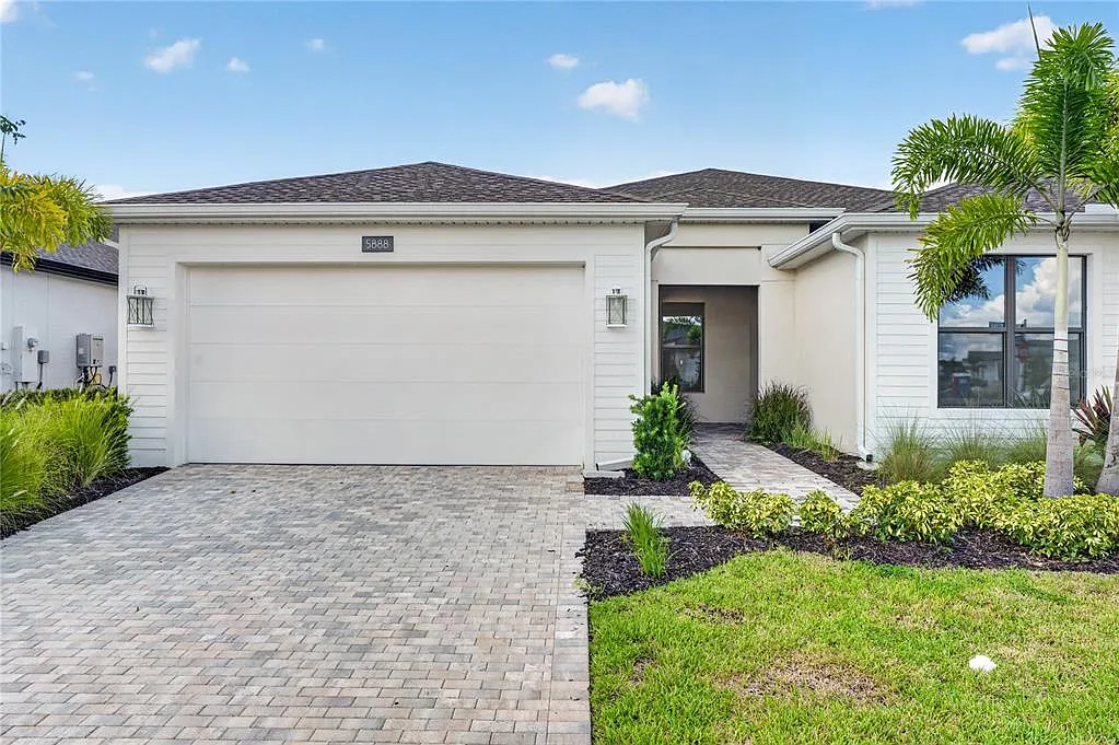 3 bed, 2.0 bath, 1602 sqft, $2,600 — Photo 1