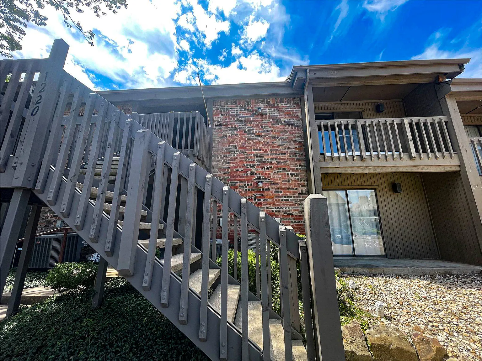 2 bed, 1148 sqft, $1,900 — Photo 2