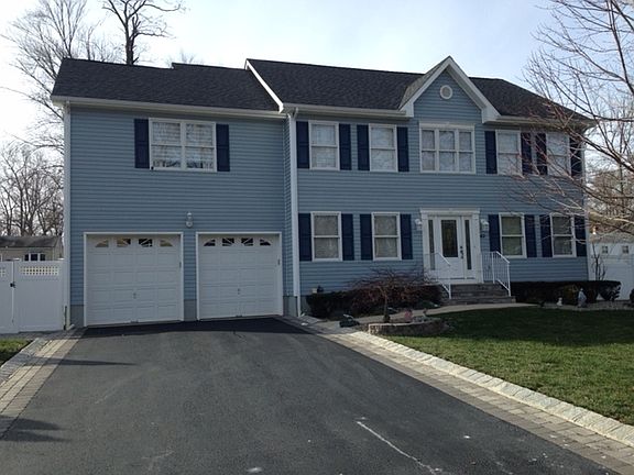 Plenty of parking and 2 car garage : Driveway has Belgium block and paver borders
