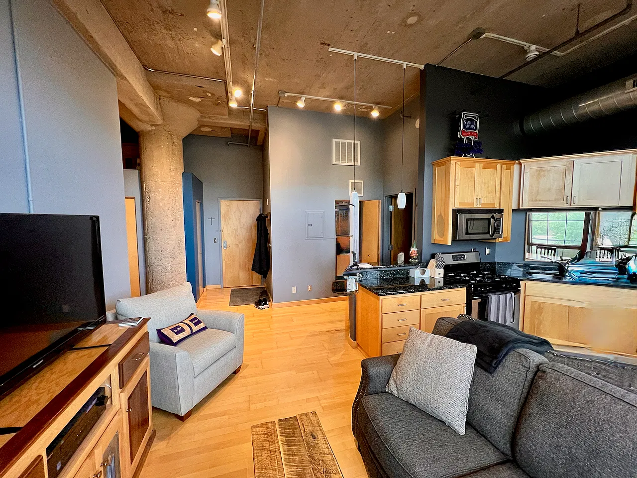 1 bed, 608 sqft, $1,300 — Photo 3