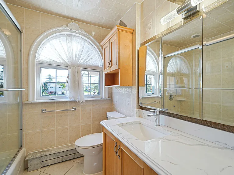 1072 Hicksville Rd — Photo 12