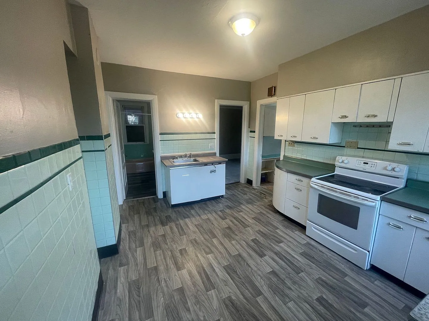 141-143 W Hadley St — Photo 4