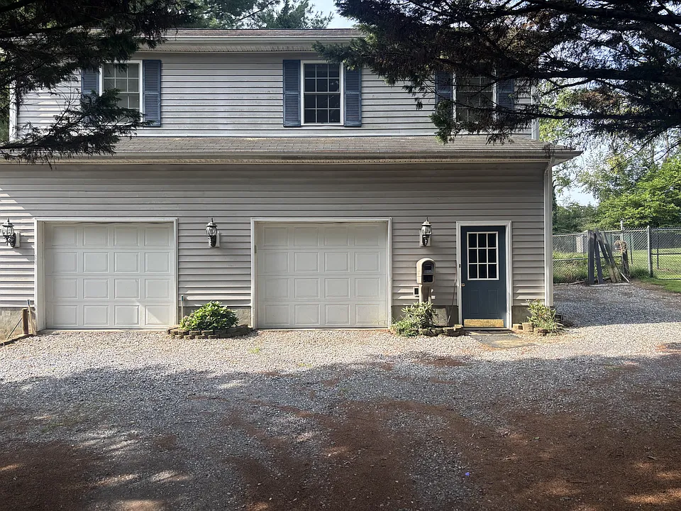30 Chocklett Ln