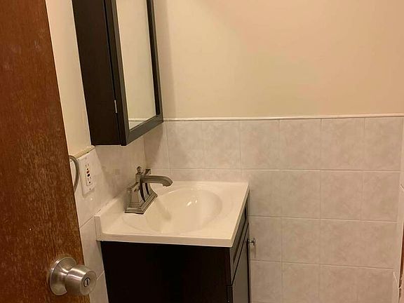 4th image of 26-18 Hoyt Ave S #1