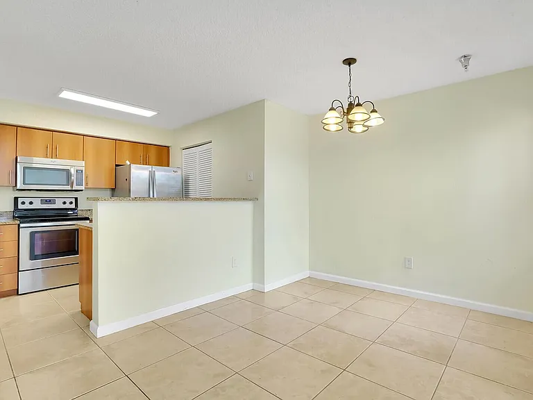1385 Crystal Way #M — Photo 10