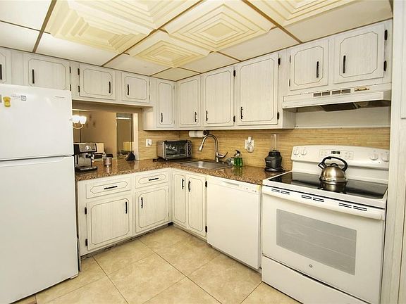 5th image of 8401 LAGOS DE CAMPO Boulevard #306V