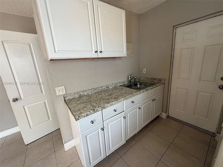 6012 SW 38th St #4 — Photo 4