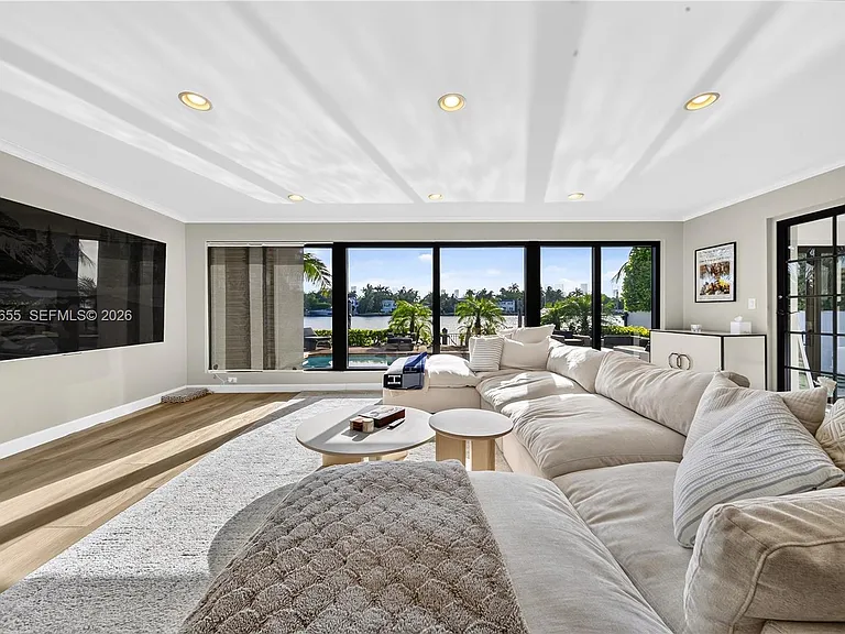 460 W Dilido Dr — Photo 3