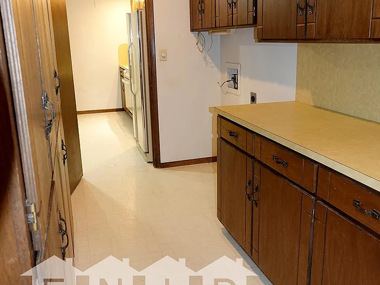 2117 Camelot Dr — Photo 11