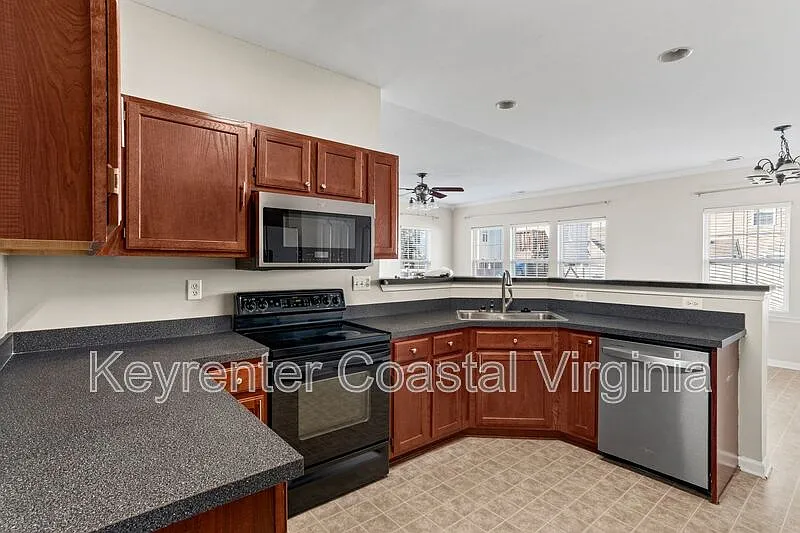 4 bed, 2.5 bath, 2300 sqft, $2,750 — Photo 4