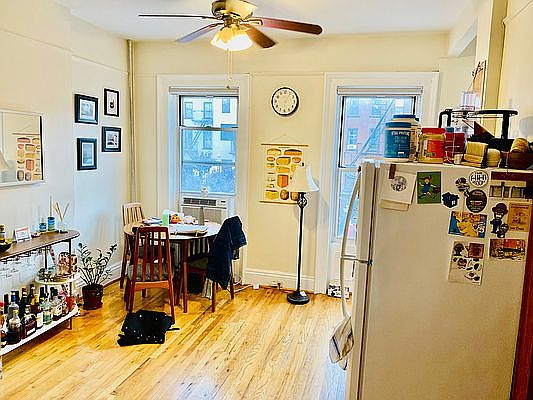 2nd image of 394 De Graw St #2