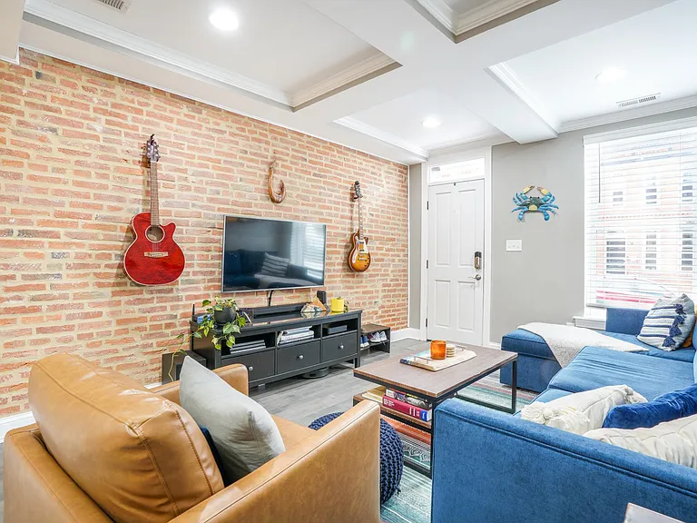 22 E Heath St — Photo 2