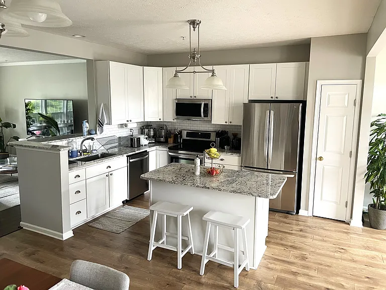 1466 Pangbourne Way — Photo 9