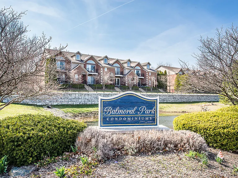 120 W Oakbrook Dr — Photo 36