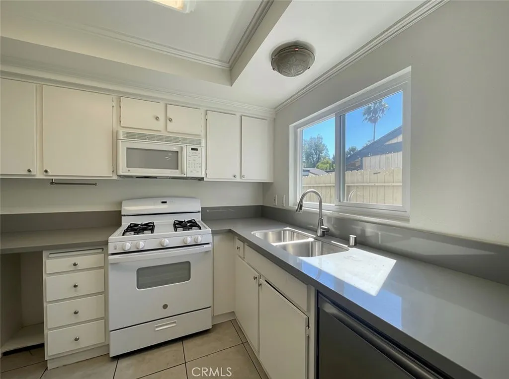 2 bed, 2.5 bath, 1272 sqft, $3,500 — Photo 3