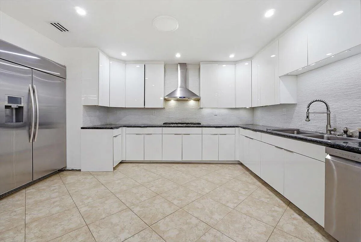 6 bed, 4200 sqft, $17,000 — Photo 1