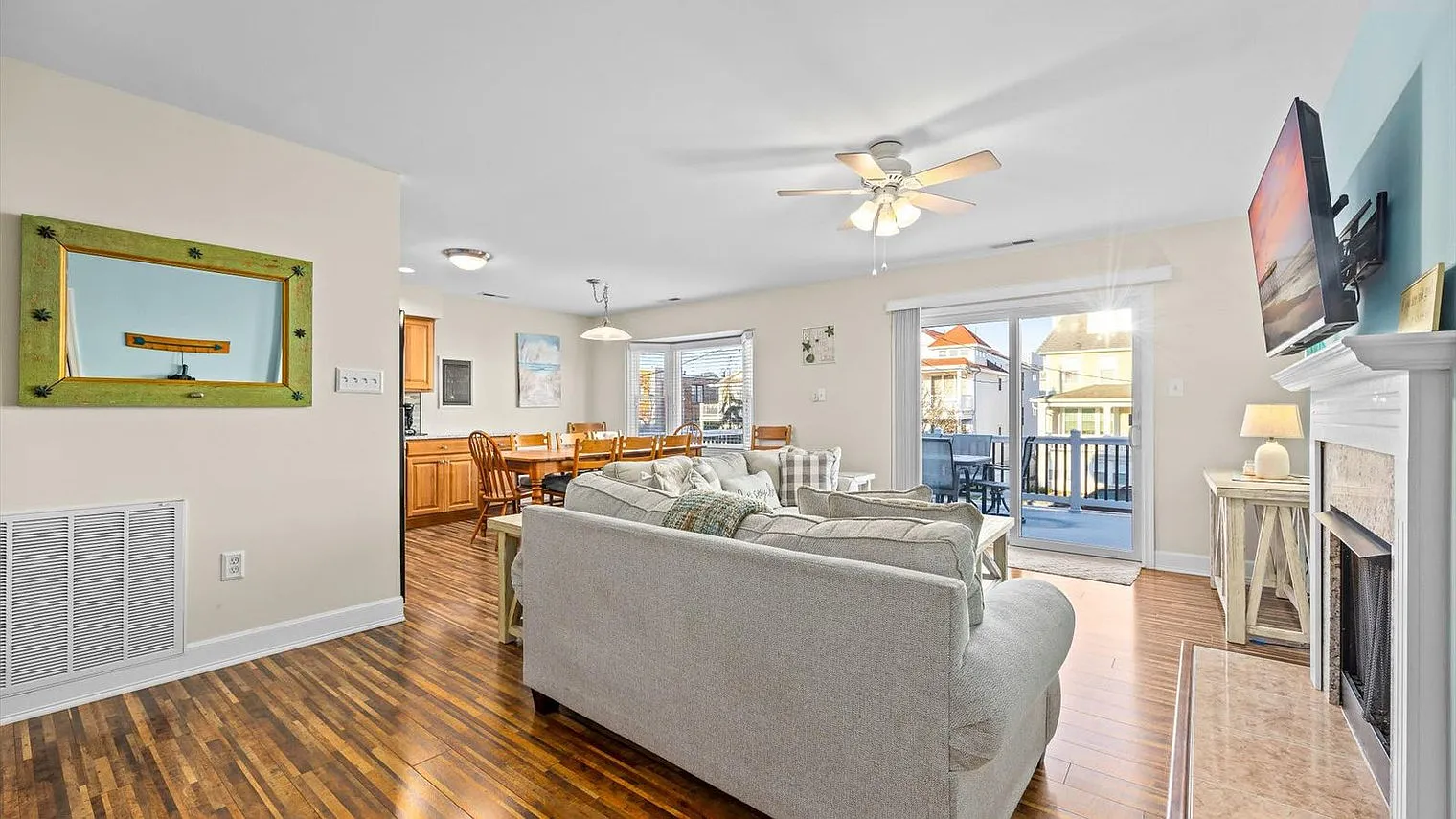 3 bed, 2.0 bath, 1194 sqft, $8,577 — Photo 4