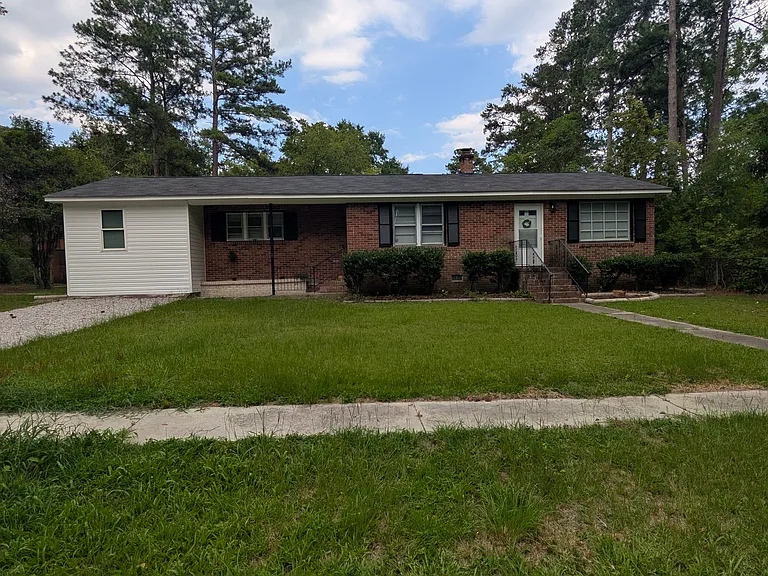 1013 Pinelane Rd — Photo 1