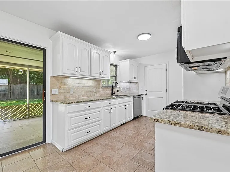 1224 S Broadway St — Photo 6