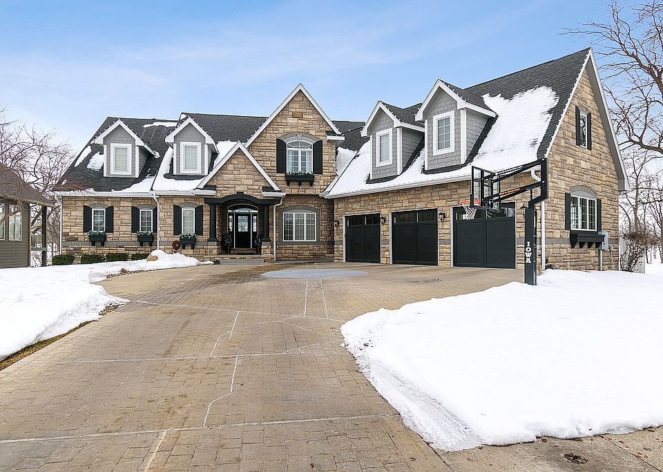 1st image of 2713 NE Seneca Dr