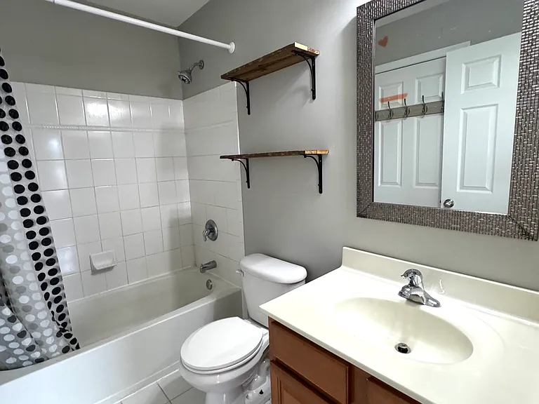 716 Blossom Dr - Full Bathroom
