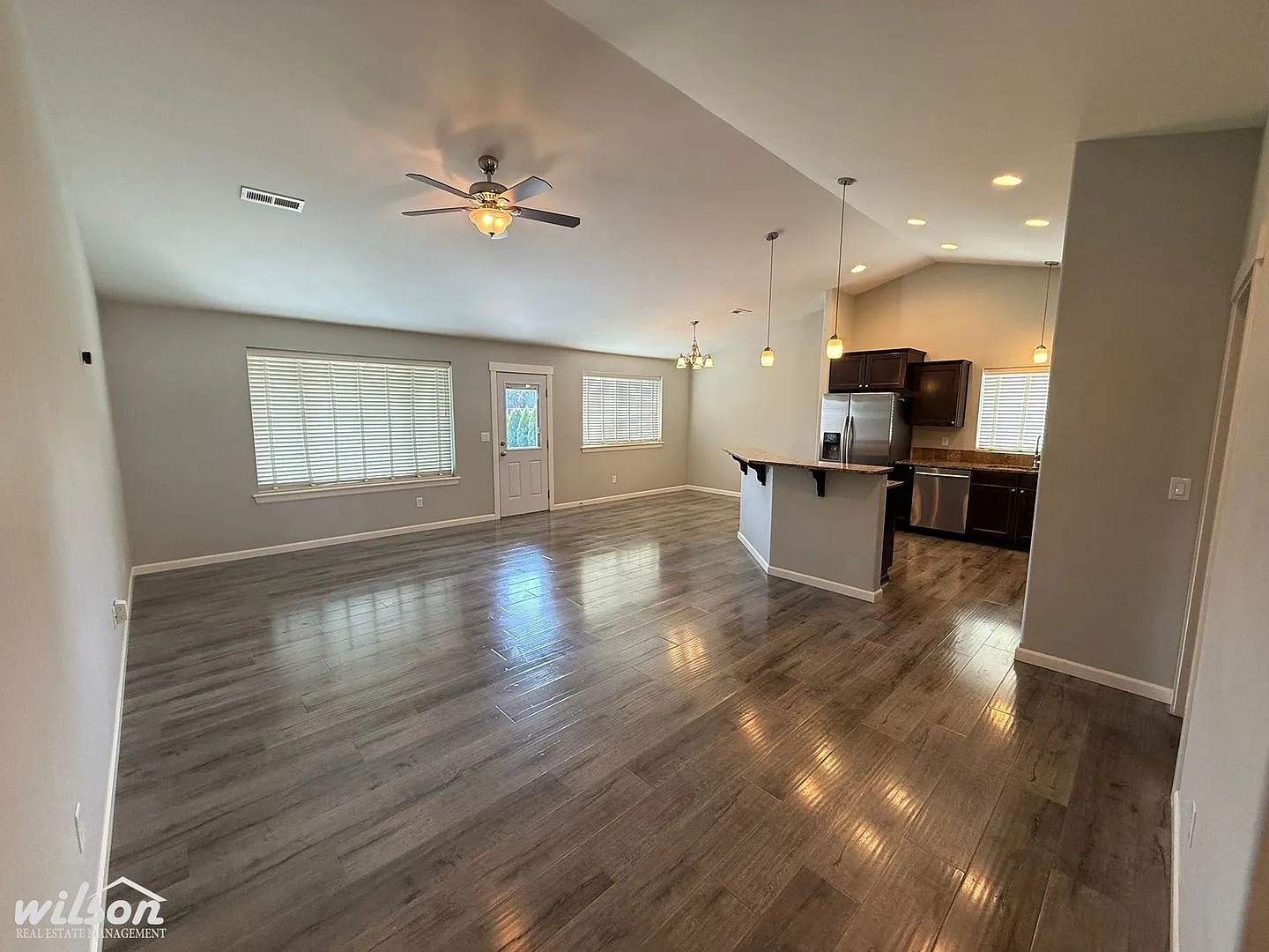 Modern West Valley 3bd/2ba House with 3 Car Garage! — Photo 3