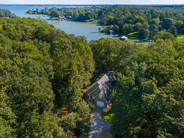 842 Robinson Ln, Topping, VA 23169