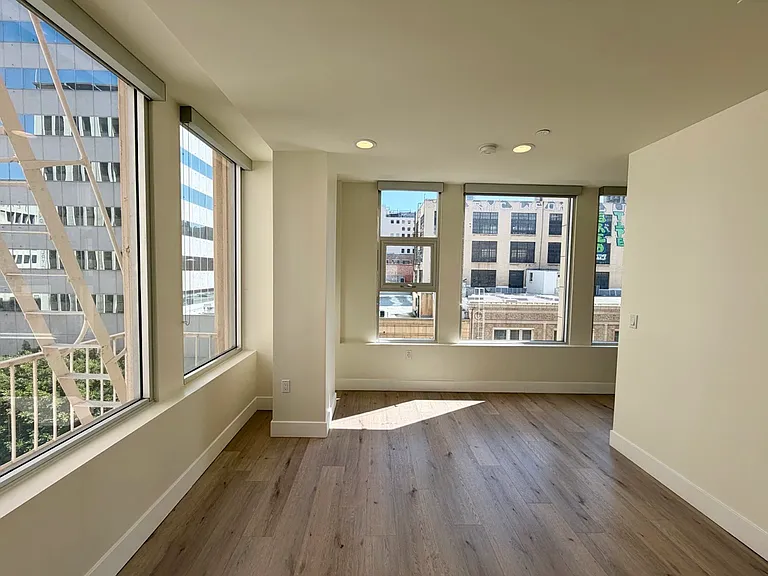 314 W 6th St #501 — Photo 17
