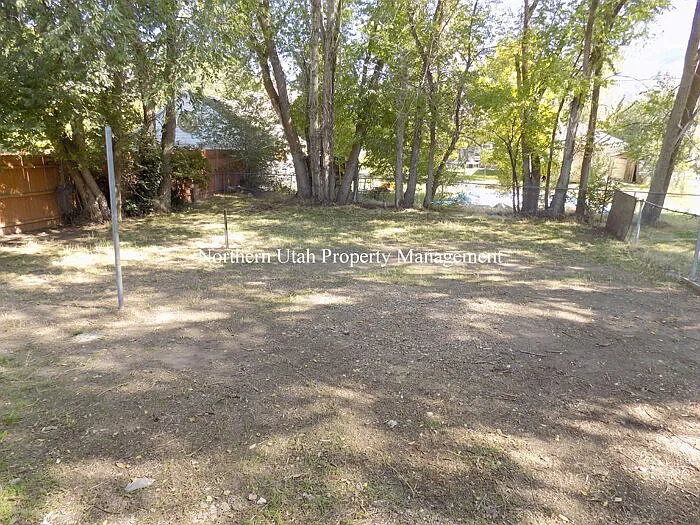 2056 Gramercy Ave — Photo 18