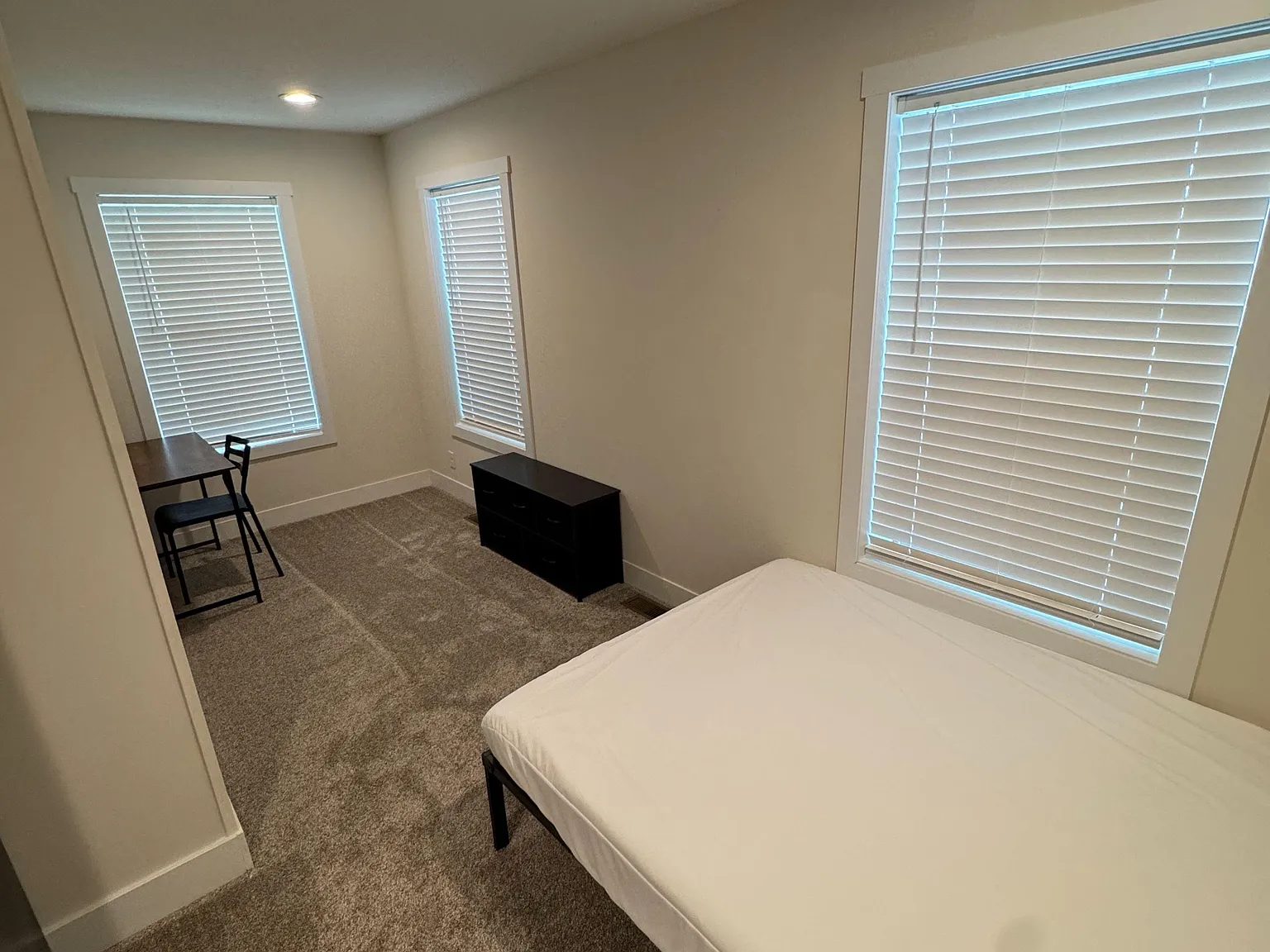 4 bed, 2.0 bath, 1300 sqft, $970 — Photo 1
