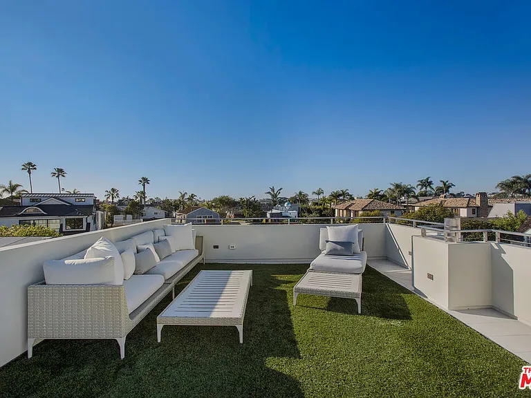 2105 E Balboa Blvd — Photo 39