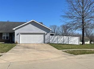 962 Briarwood Ct, Charleston, IL 61920