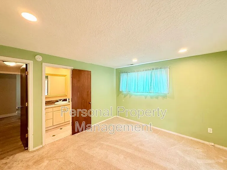 9411 NE Pinecreek St — Photo 16