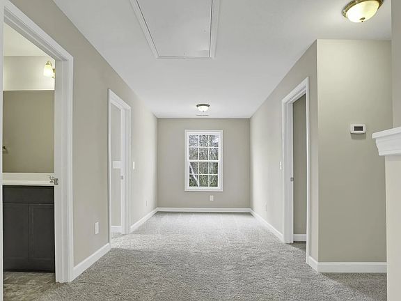 4th image of 211 E Red Head Cir