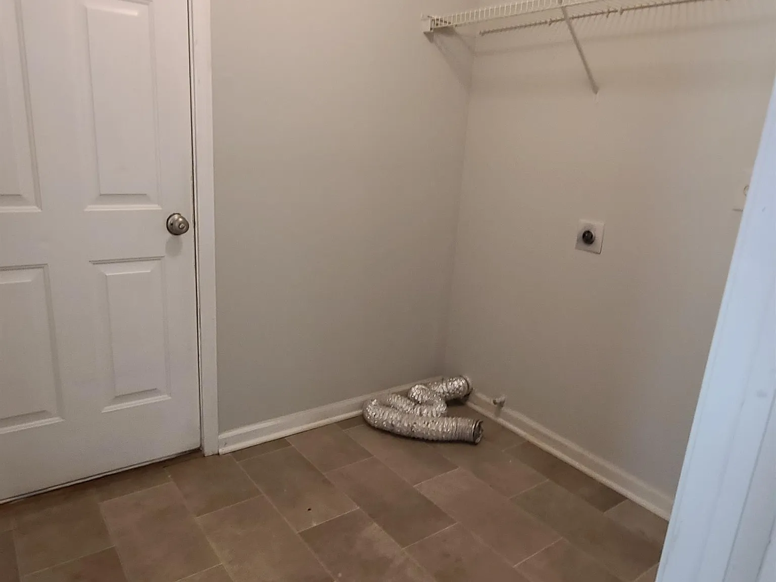 1593 Queen Elizabeth Drive - 1 — Photo 2