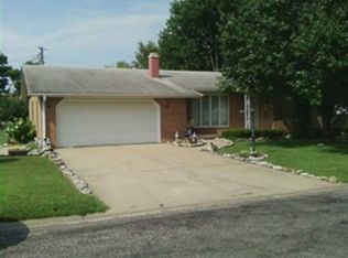 180 E Sycamore Dr, Lewistown, IL 61542