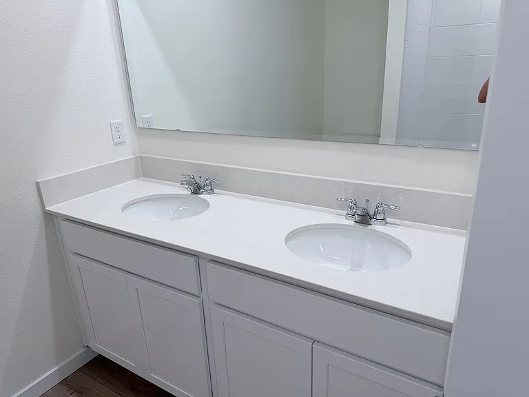2 SINKS-MASTER BATH