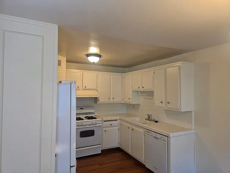 18601 Collins St #D7 — Photo 11